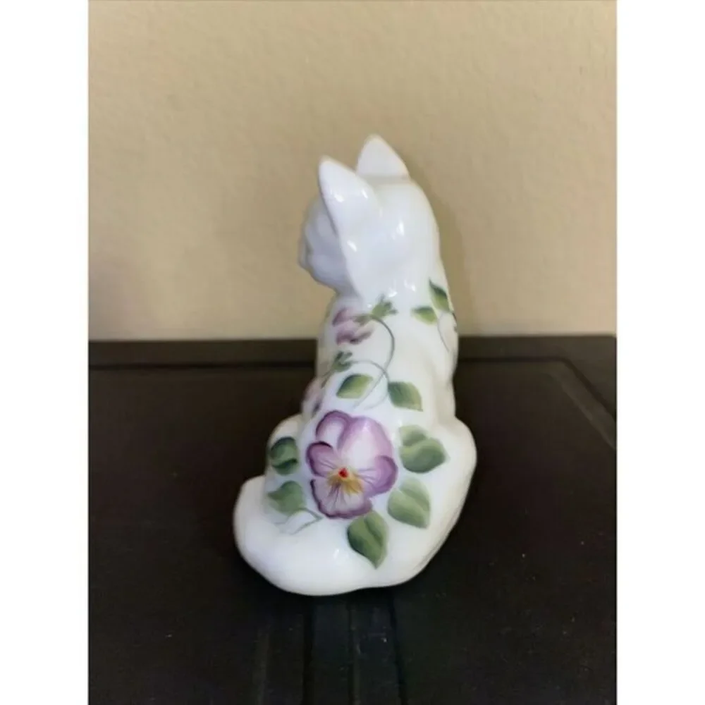 Fenton Art Glass‎ White floral sitting Cat Hand Painted Kitten signed